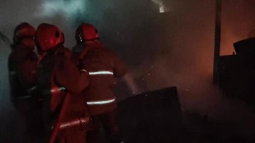 Kebakaran Lapak Bengkel di Ciputat Dini Hari Hanguskan 2 Mobil