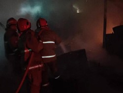 Kebakaran Lapak Bengkel di Ciputat Dini Hari Hanguskan 2 Mobil