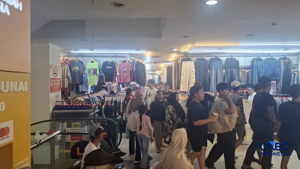 Sentra busana jejak alias thrifting di Pasar Senen, Jakarta Pusat, Senin (11/5/2026). (CNBC Indonesia/Chandra Dwi Pranata)