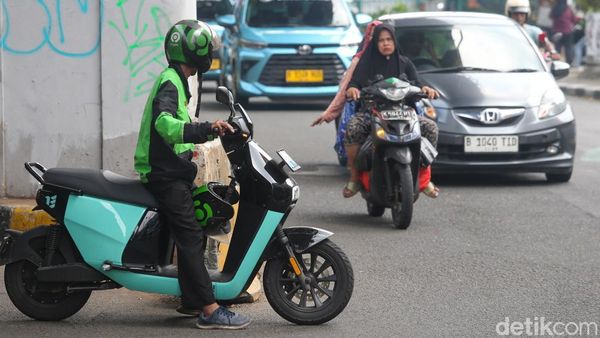 Tak Kapok-kapok Pemotor Lawan Arah di Kebayoran Lama