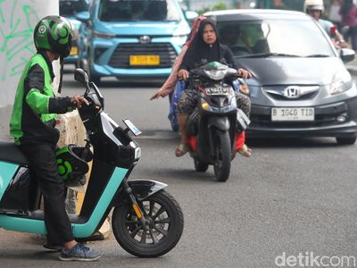 Tak Kapok-kapok Pemotor Lawan Arah di Kebayoran Lama