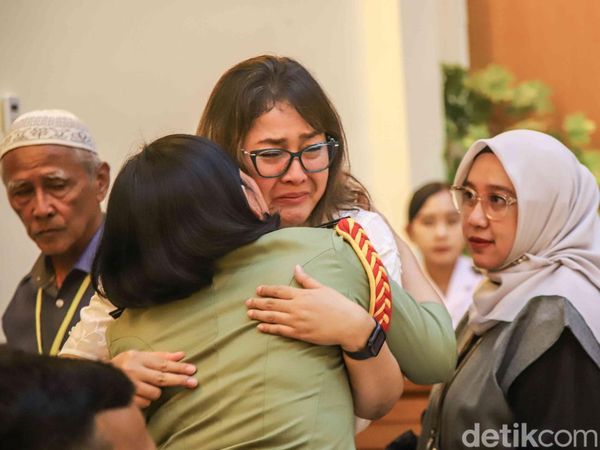 Tangis Keluarga Pecah di Sidang Pembunuhan Kacab BRI Cempaka Putih