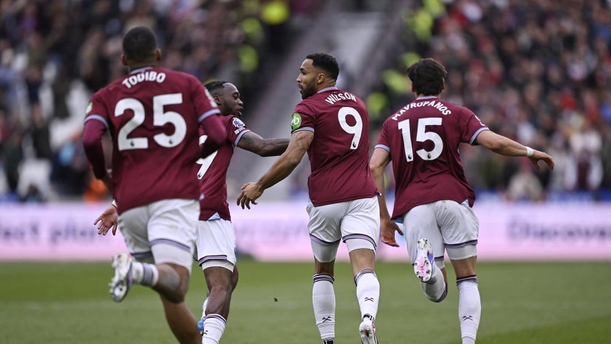 West Ham United atau Tottenham Hotspur yang bakal degradasi? (REUTERS/TONY O BRIEN)