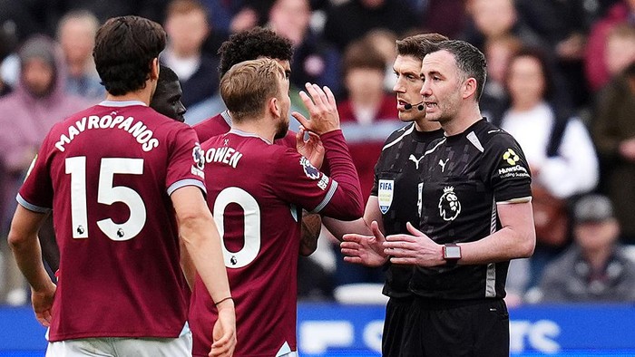 Para pemain West Ham memprotes keputusan wasit yang menganulir gol Callum Wilson.