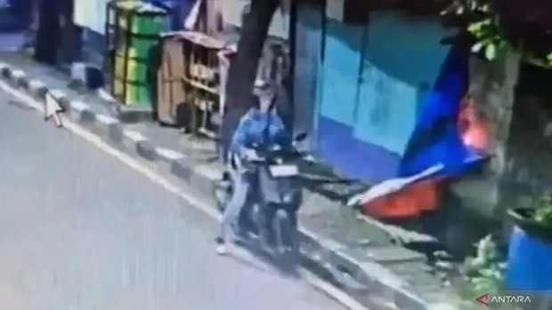 Aksi teror pembakaran di wilayah Pisangan Baru, Matraman, Jakarta Timur (Jaktim), meresahkan warga. Polisi telah menangkap pelaku. (ANTARA/HO-Dok Pribadi)