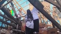 Video: Atap Kelas MTs di Sragen Ambruk Pas Jam Pelajaran Timpa Siswa-Guru