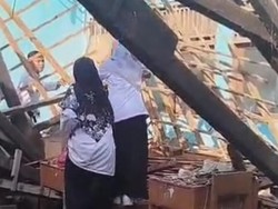 Video: Atap Kelas MTs di Sragen Ambruk Pas Jam Pelajaran Timpa Siswa-Guru