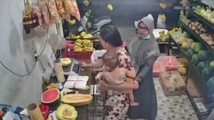 Gabut Emak-emak di Sidoarjo Cubit Anak Penjual Buah hingga Nangis Kejer