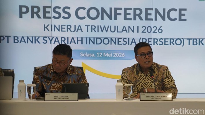 Direktur Utama BSI Anggoro Eko Cahyo dan Wakil Direktur Utama Bob T.Ananta memberikan keterangan pers di Jakarta, Selasa (12/5/2026). Kinerja Triwulan I Tahun 2026 PT Bank Syariah Indonesia (Persero) Tbk (BSI) mencetak untung bersih Rp2,2 triliun naik 17,1 % (YOY) didorong peningkatan Tabungan nan tumbuh 20,18% (YOY) tertinggi di industri.