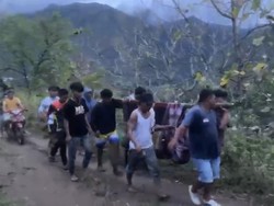 Video: Viral Wanita Sakit di Pinrang Harus Ditandu 3 Km gegara Jalan Rusak