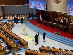 Video: Momen DPR Lantik Adela Kanasya Adies Jadi Pengganti Adies Kadir