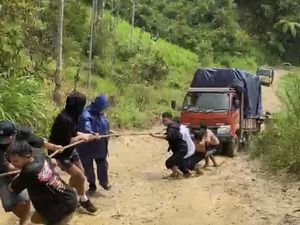 Viral Warga Enrekang Tarik Truk Lewati Jalan Rusak dan Berlumpur