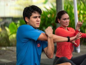 Video: Gaya Luna Maya dan Maxime Bouttier Adu Kekuatan saat HIIT Bareng