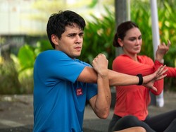 Video: Gaya Luna Maya dan Maxime Bouttier Adu Kekuatan saat HIIT Bareng