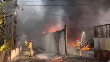 Gedung Penampungan Oli Bekas di Bogor Terbakar