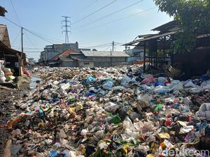 Sampah Menggunung di Tasikmalaya Imbas Pegawai Mogok dan Armada Kurang