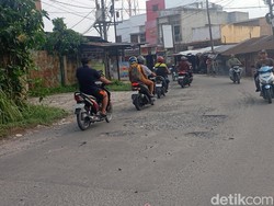 Warga Keluhkan Jalan Sei Mencirim Rusak Belum Diperbaiki Sejak Banjir