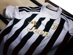 Juventus untuk musim 2026/2027 menggunakan kerah polo pada jersenya. Hal ini terinspirasi dari era jersey Si Nyonya di masa lalu. (Foto: dok. Juventus)