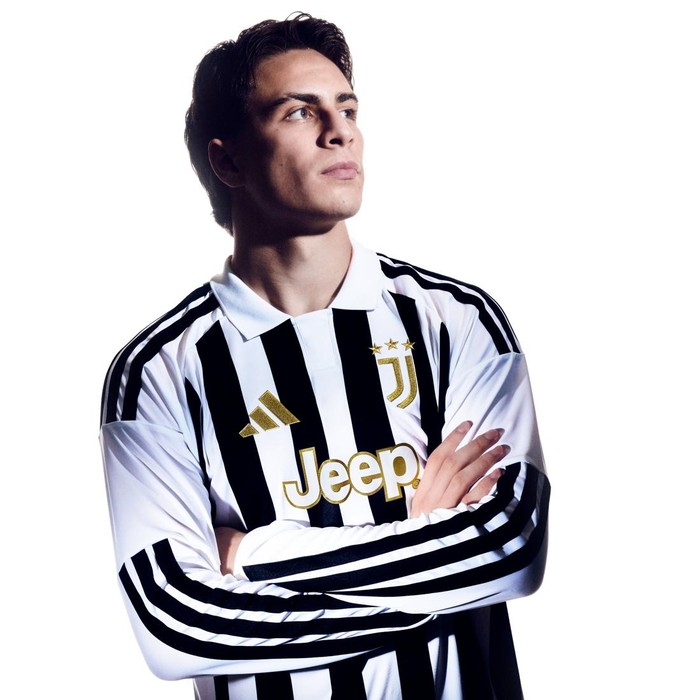 Juventus telah meluncurkan jersey kandang untuk musim 2026/2027. Bianconeri memberikan nuansa emas di logo klub.