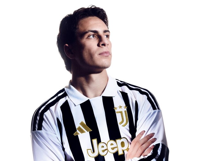 Juventus telah meluncurkan jersey kandang untuk musim 2026/2027. Bianconeri memberikan nuansa emas di logo klub.