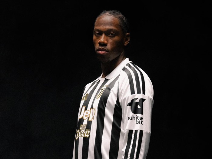 Juventus telah meluncurkan jersey kandang untuk musim 2026/2027. Bianconeri memberikan nuansa emas di logo klub.