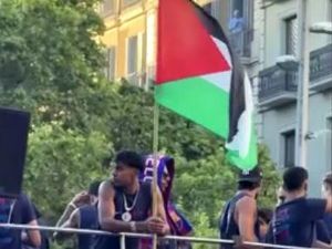 Di Momen Parade Kemenangan Barcelona, Yamal Kibarkan Bendera Palestina