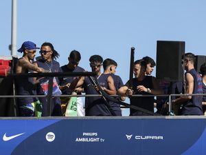 Lamine Yamal Kibarkan Bendera Palestina di Parade Juara Barcelona