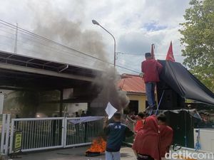 Dukung Jonas Salean, Puluhan Mahasiswa IMM Bakar Ban di Kejati NTT