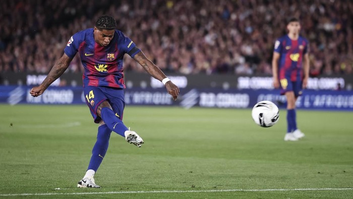 BARCELONA, SPAIN - MAY 10: Marcus Rashford of FC Barcelona shoot to goal during the Spanish league, LaLiga EA Sports, football match played between FC Barcelona and Real Madrid C.F. at Spotify Camp Nou stadium on May 10, 2026 in Barcelona, Spain. (Ph