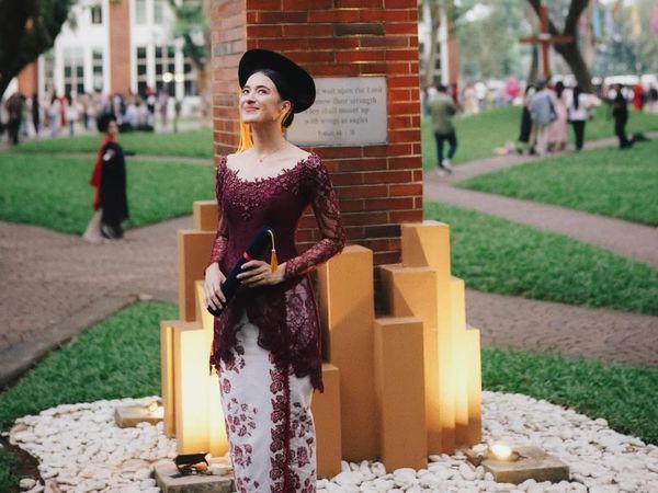 Mawar de Jongh Wisuda S1, Bryan Domani Bawakan Buket Bunga
