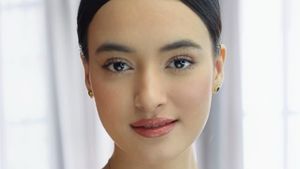 Pesona Mawar Eva Berkebaya Burgundy saat Wisuda, Cantik Flawless!