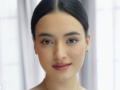 Pesona Mawar Eva Berkebaya Burgundy saat Wisuda, Cantik Flawless!