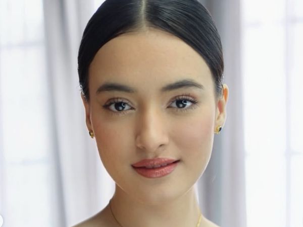 Pesona Mawar Eva Berkebaya Burgundy saat Wisuda, Cantik Flawless!