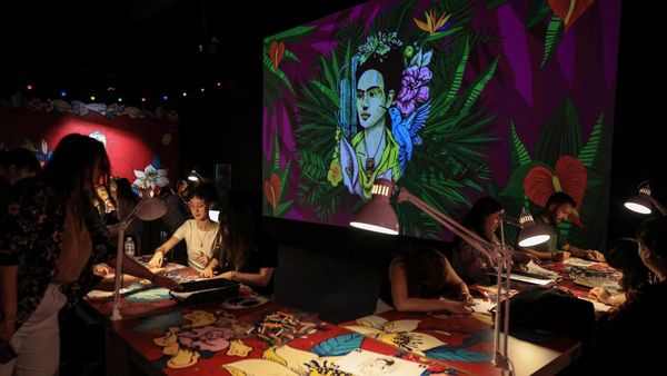 Menjelajahi Dunia Frida Kahlo Lewat Pameran Imersif di Athena