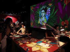 Menjelajahi Dunia Frida Kahlo Lewat Pameran Imersif di Athena