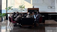 Momen Tak Terduga Purbaya Mendadak Rapat di Lobby