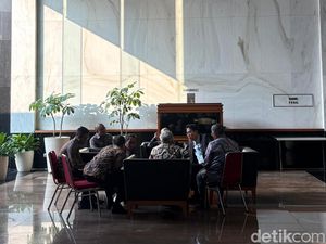 Momen Tak Terduga Purbaya Mendadak Rapat di Lobby