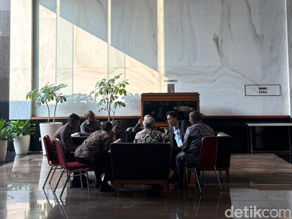 Momen Tak Terduga Purbaya Mendadak Rapat di Lobby