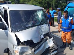 Mobil Tabrak 2 Angkot Mogok di Tol Jagorawi Arah Bogor