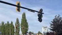 Aneh bin Ajaib, Motor Nyangkut di Tiang Lampu Merah