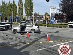 Aneh bin Ajaib, Motor Nyangkut di Tiang Lampu Merah