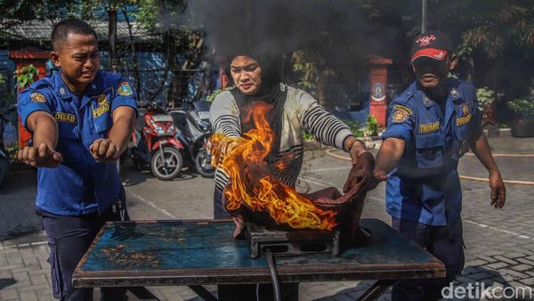 Momen Emak-emak Belajar Padamkan Api dari Kebocoran Gas LPG