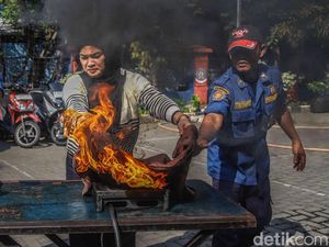 Momen Emak-emak Belajar Padamkan Api dari Kebocoran Gas LPG