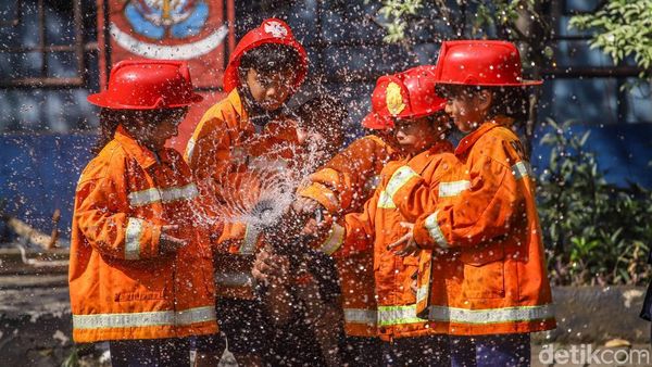 Anak-anak TK di Koja Heboh Jadi Damkar Cilik