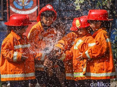 Anak-anak TK di Koja Heboh Jadi Damkar Cilik