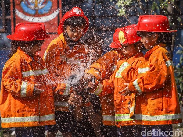 Anak-anak TK di Koja Heboh Jadi Damkar Cilik