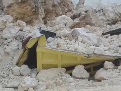 Dump Truk Remuk Tertimpa Bongkahan Batu di Tambang Galian C Pamekasan