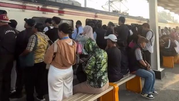 Penumpang berdempetan di Stasiun Sudimara pada Selasa (12/5) pagi akibat KRL gangguan di Stasiun Serpong