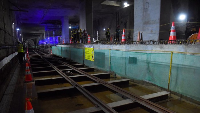 Progres pembangunan MRT Jakarta Fase 2A Bundaran HI-Kota Pekerja memantau proyek pembangunan tunnel MRT Harmoni-Sawah Besar di Jakarta, Selasa (12/5/2026). Berdasarkan info per 12 Mei 2026 progres pembangunan MRT Jakarta Fase 2A Bundaran HI-Kota telah mencapai 59,7 persen, dengan sasaran operasional untuk rute Bundaran HI-Monas pada akhir 2027 dan untuk rute Monas-Kota pada akhir 2029. ANTARA FOTO/Indrianto Eko Suwarso/sgd