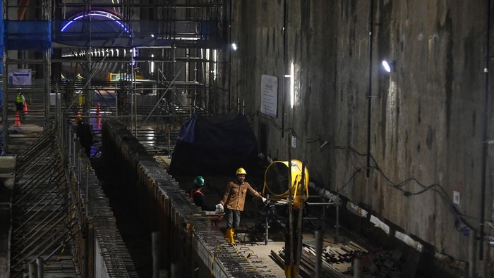 Progres pembangunan MRT Jakarta Fase 2A Bundaran HI-Kota Pekerja memantau proyek pembangunan tunnel MRT Harmoni-Sawah Besar di Jakarta, Selasa (12/5/2026). Berdasarkan info per 12 Mei 2026 progres pembangunan MRT Jakarta Fase 2A Bundaran HI-Kota telah mencapai 59,7 persen, dengan sasaran operasional untuk rute Bundaran HI-Monas pada akhir 2027 dan untuk rute Monas-Kota pada akhir 2029. ANTARA FOTO/Indrianto Eko Suwarso/sgd
